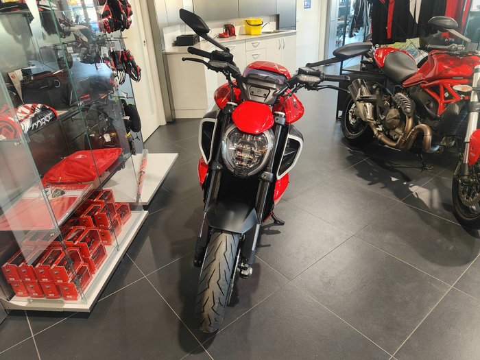 2024 DUCATI DIAVEL V4 ROAD RED