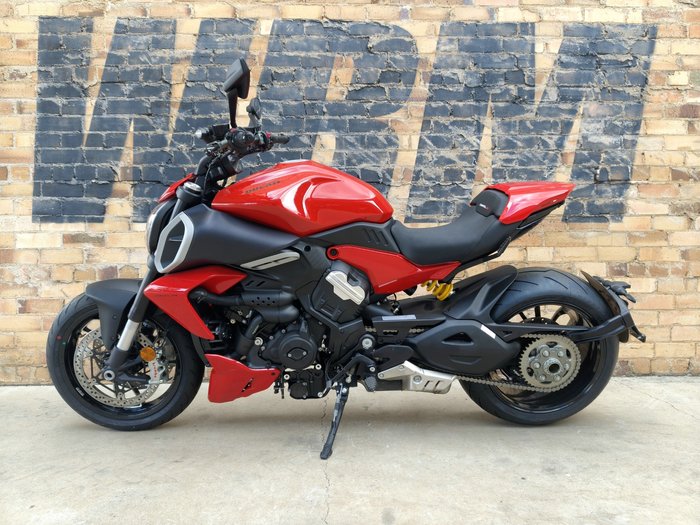 2024 DUCATI DIAVEL V4 ROAD RED