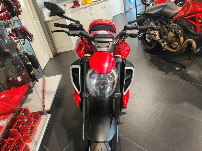 2024 DUCATI DIAVEL V4 ROAD RED