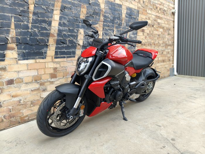 2024 DUCATI DIAVEL V4 ROAD RED