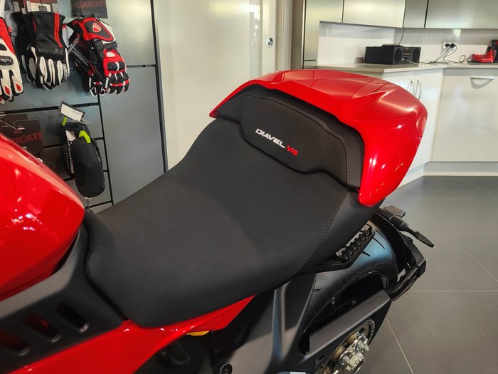 2024 DUCATI DIAVEL V4 ROAD RED