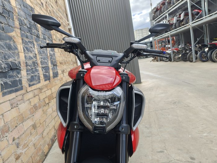 2024 DUCATI DIAVEL V4 ROAD RED