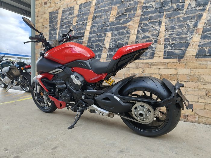 2024 DUCATI DIAVEL V4 ROAD RED