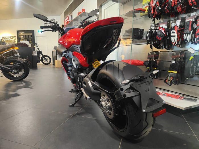 2024 DUCATI DIAVEL V4 ROAD RED