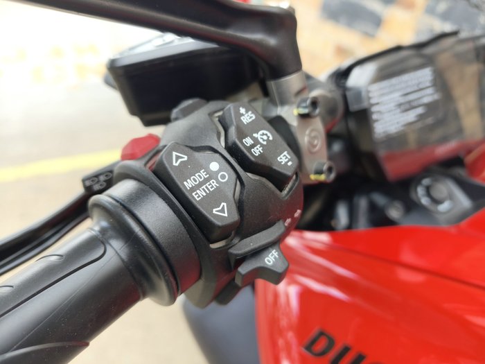 2024 DUCATI DIAVEL V4 ROAD RED