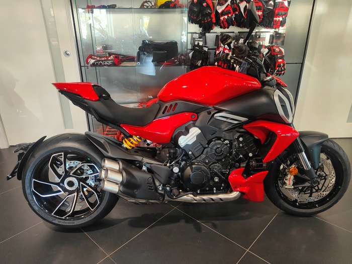 2024 DUCATI DIAVEL V4 ROAD RED