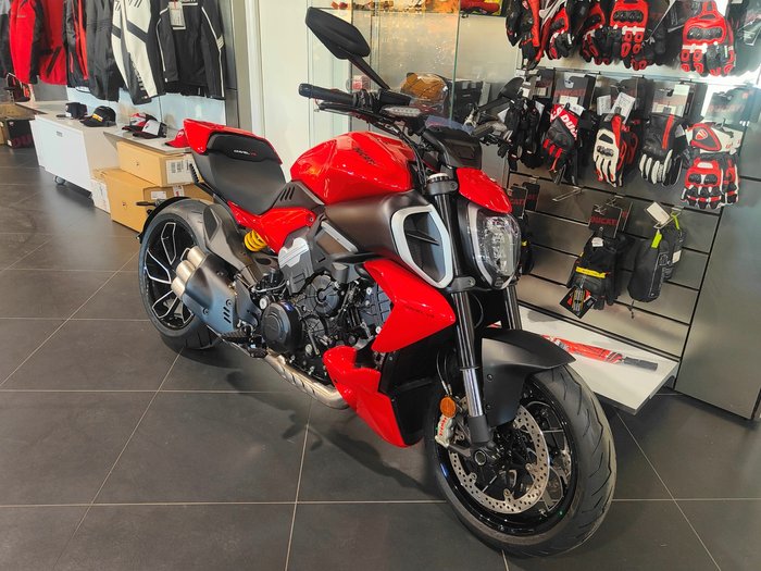 2024 DUCATI DIAVEL V4 ROAD RED