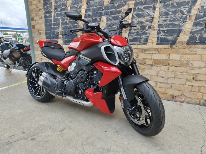 2024 DUCATI DIAVEL V4 ROAD RED