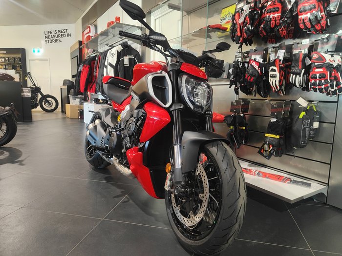 2024 DUCATI DIAVEL V4 ROAD RED