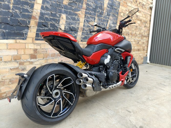 2024 DUCATI DIAVEL V4 ROAD RED