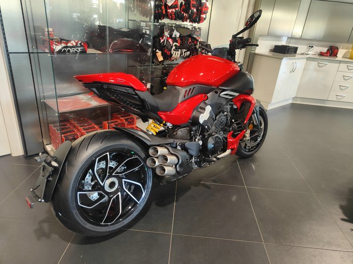 2024 DUCATI DIAVEL V4 ROAD RED
