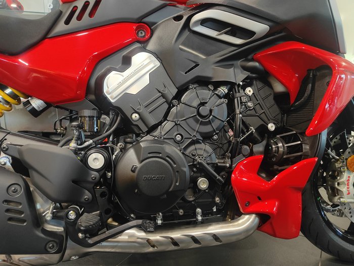 2024 DUCATI DIAVEL V4 ROAD RED