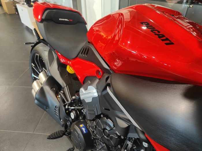 2024 DUCATI DIAVEL V4 ROAD RED