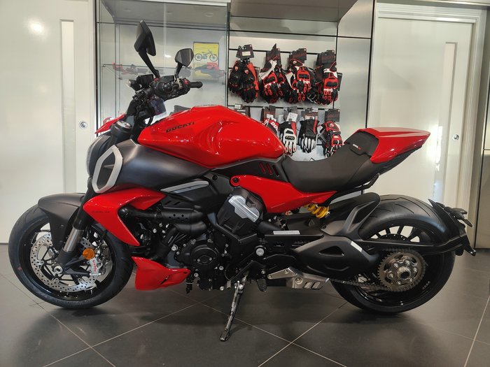 2024 DUCATI DIAVEL V4 ROAD RED