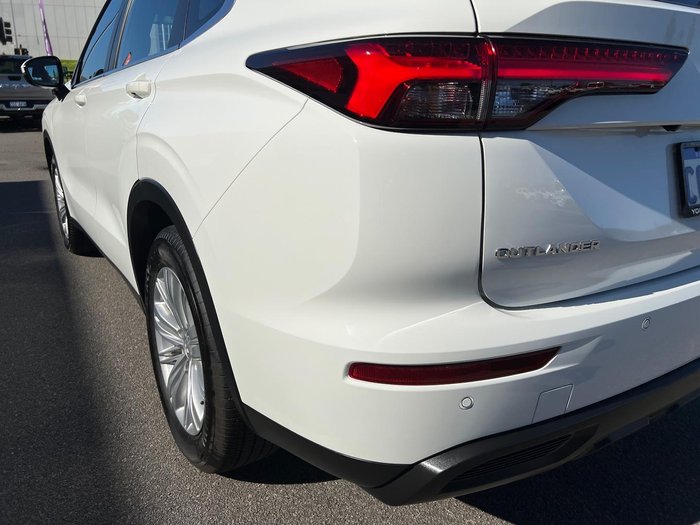 2023 Mitsubishi Outlander ES