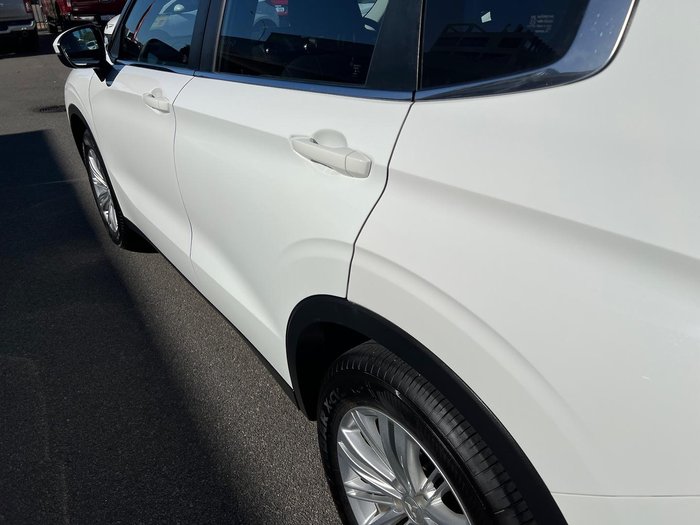 2023 Mitsubishi Outlander ES