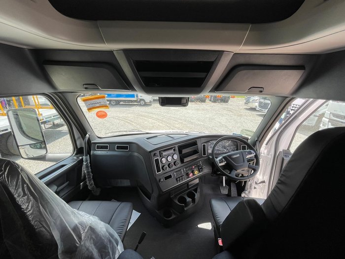 2024 Freightliner Cascadia 126 WHITE