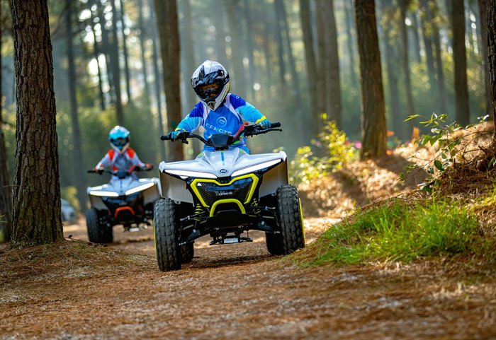 2023 CFMOTO CFORCE EV110 Polar White Lemon Green / Polar White Lava Orange