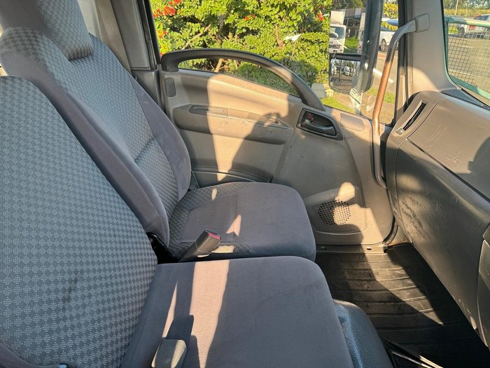 2012 Isuzu F Series FSS 550 WHITE