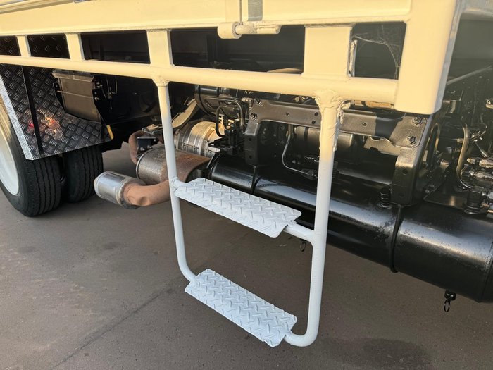 2012 Isuzu F Series FSS 550 WHITE