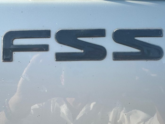 2012 Isuzu F Series FSS 550 WHITE