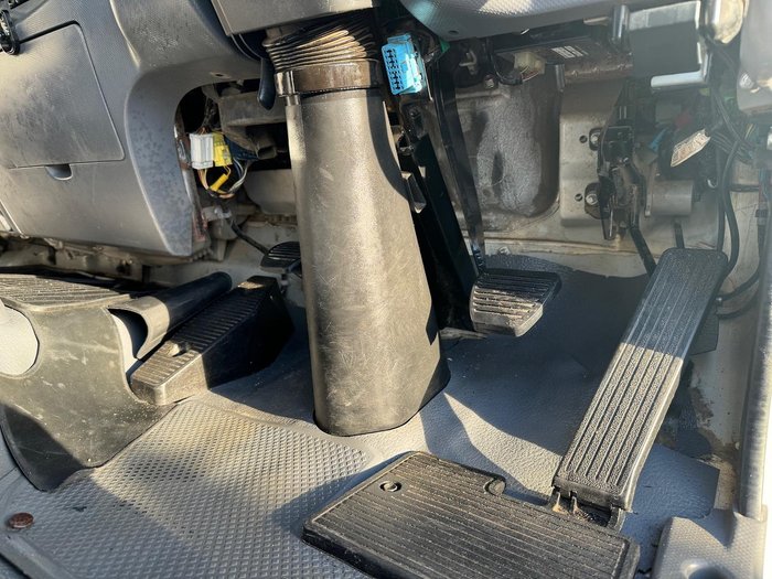 2012 Isuzu F Series FSS 550 WHITE