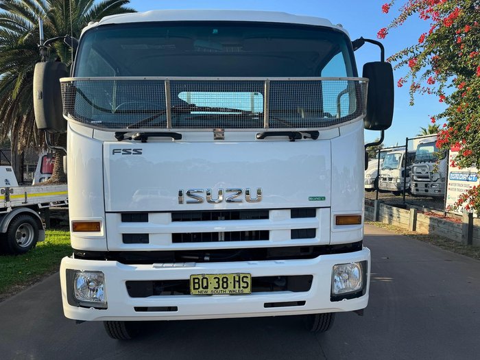 2012 Isuzu F Series FSS 550 WHITE