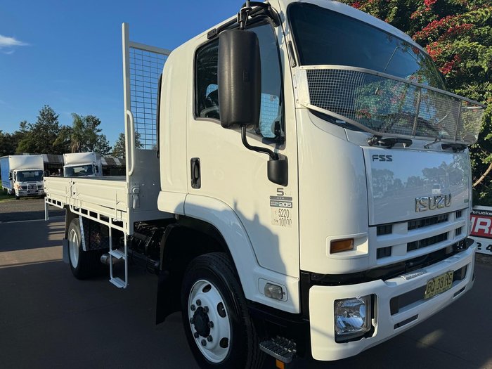 2012 Isuzu F Series FSS 550 WHITE