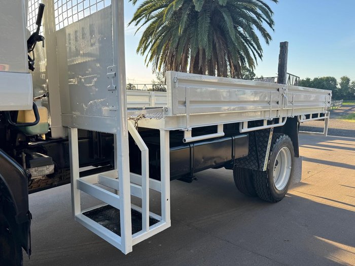 2012 Isuzu F Series FSS 550 WHITE