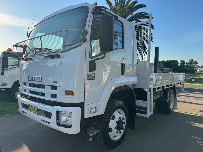 2012 Isuzu F Series FSS 550 WHITE