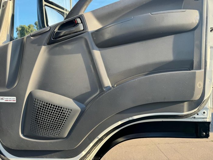 2012 Isuzu F Series FSS 550 WHITE