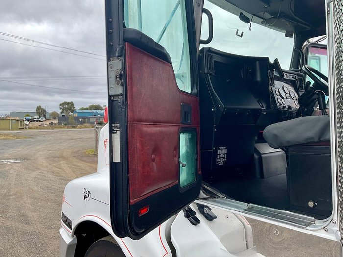 2011 Kenworth T402 Low Tare Spec 50 T Gcm It Slp Rwc $81360+Gst KENWORTH T402 IT SLEEPER WHITE