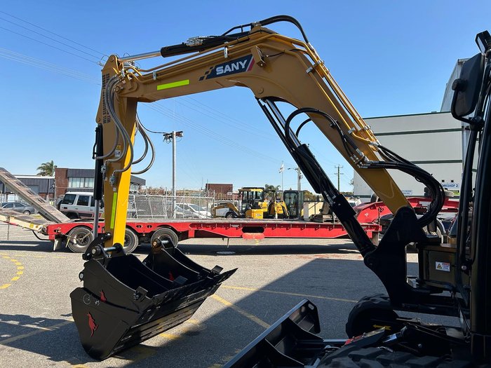 2024 GROVE GRT8100 1 Yellow