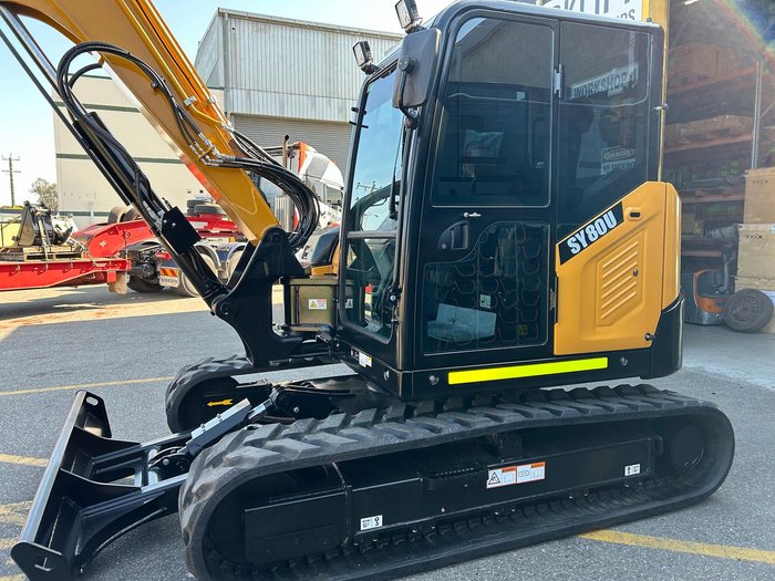 2024 GROVE GRT8100 1 Yellow
