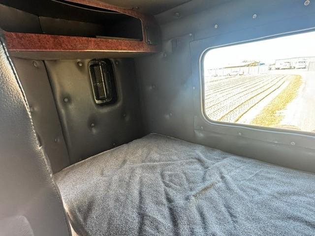 2011 Kenworth T359 It Bunk, Auto, Cummins, E5 440Hp, Low Kms