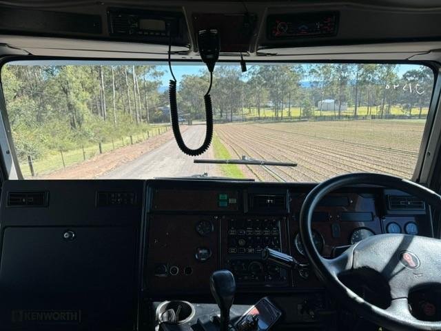 2011 Kenworth T359 It Bunk, Auto, Cummins, E5 440Hp, Low Kms