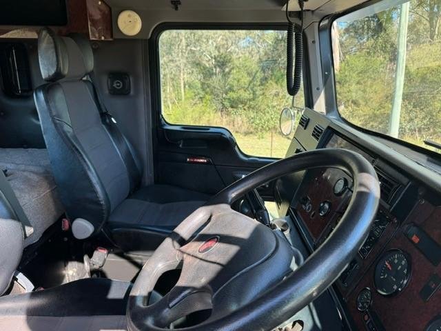 2011 Kenworth T359 It Bunk, Auto, Cummins, E5 440Hp, Low Kms