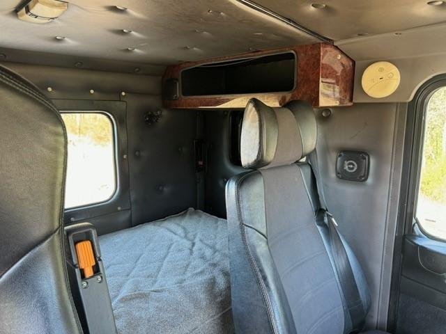 2011 Kenworth T359 It Bunk, Auto, Cummins, E5 440Hp, Low Kms