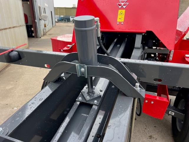 0 Massey Ferguson 1840 Square Baler