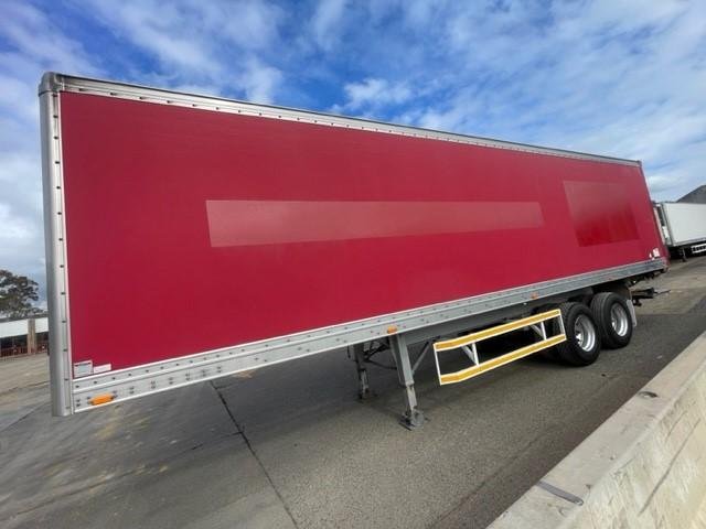2011 Maxi Trans 16P Dry Van C/W Tail Gate Red