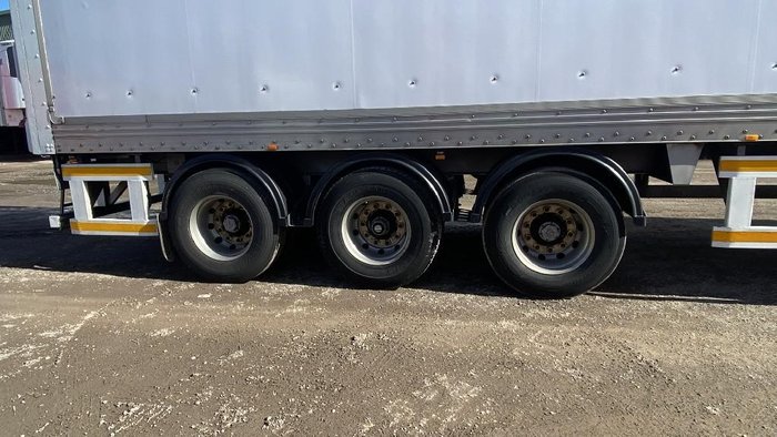 2008 Vawdrey 22P Freezer Van White