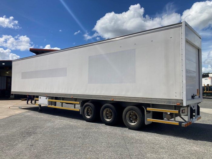 2016 Maxi Trans 24P Freezer Van White