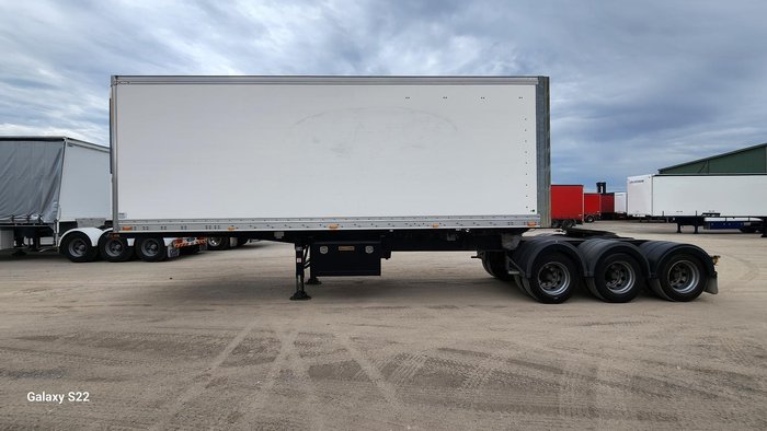 2013 Maxi Trans 12P Roll Back Freezer Van White