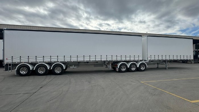 2025 Krueger 34P Straight Curtain Sider B Double White