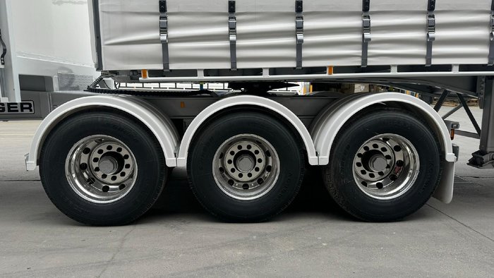 2025 Krueger 34P Straight Curtain Sider B Double White