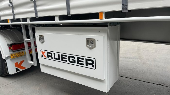 2025 Krueger 34P Straight Curtain Sider B Double White
