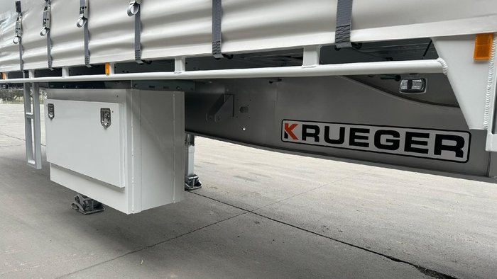 2025 Krueger 34P Straight Curtain Sider B Double White