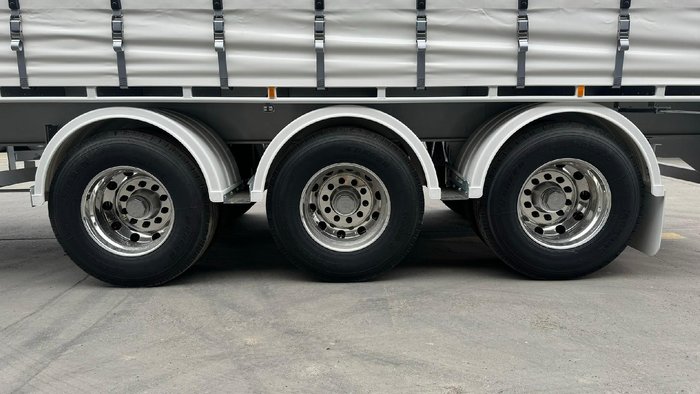 2025 Krueger 34P Straight Curtain Sider B Double White