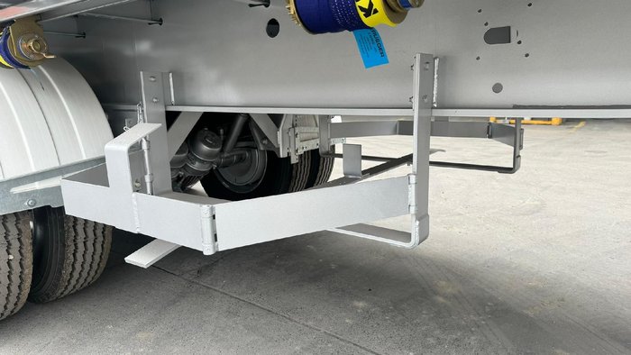 2025 Krueger 34P Straight Curtain Sider B Double White