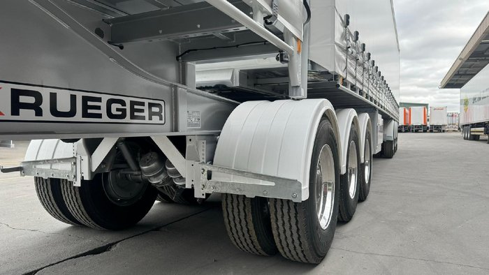 2026 Krueger 34P Straight Curtain Sider B Double Combination White